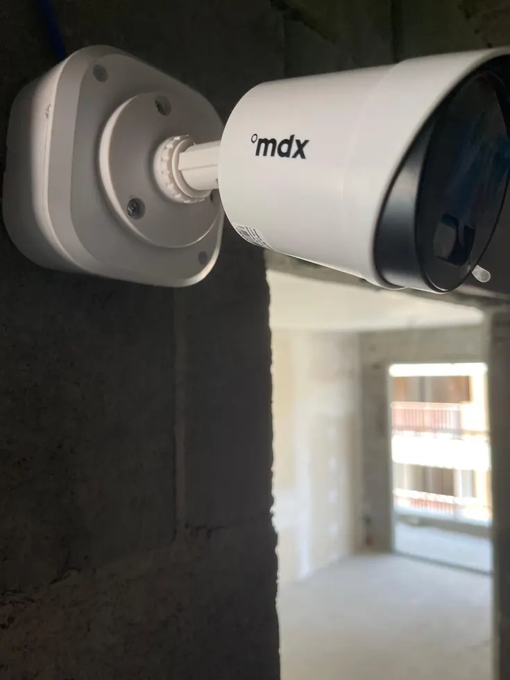 Câmera bullet externa instalada para monitoramento de entrada