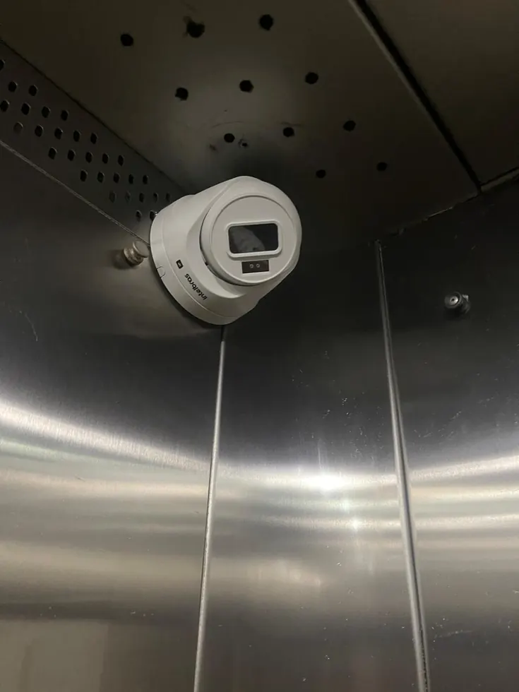 Câmera de CFTV instalada em elevador