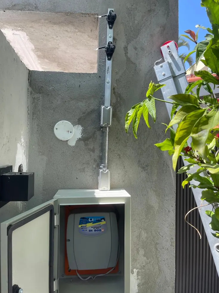 Câmera Intelbras instalada em área externa para CFTV