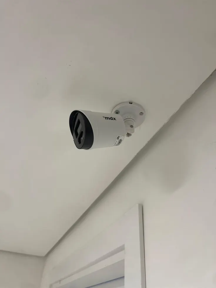 Câmera de segurança interna instalada no teto