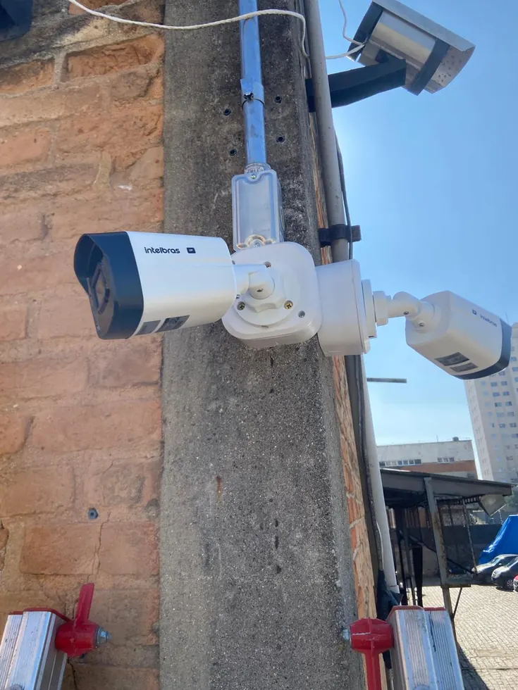 Câmeras de segurança instaladas em poste para monitoramento externo