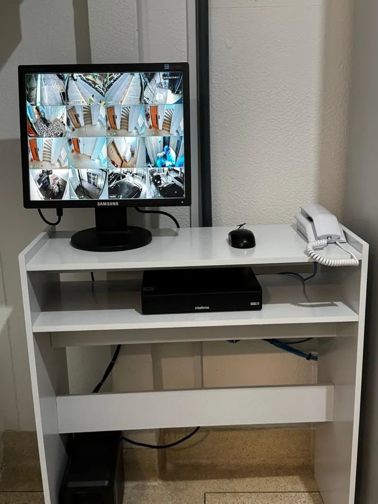 DVR com monitor exibindo imagens de câmeras de segurança