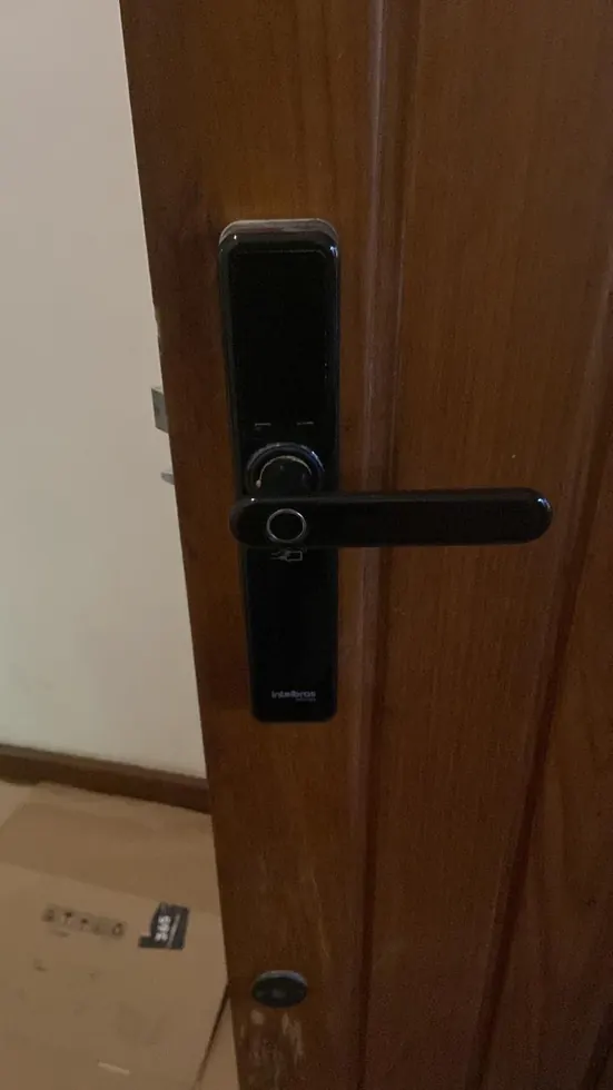 Fechadura digital biométrica instalada em porta