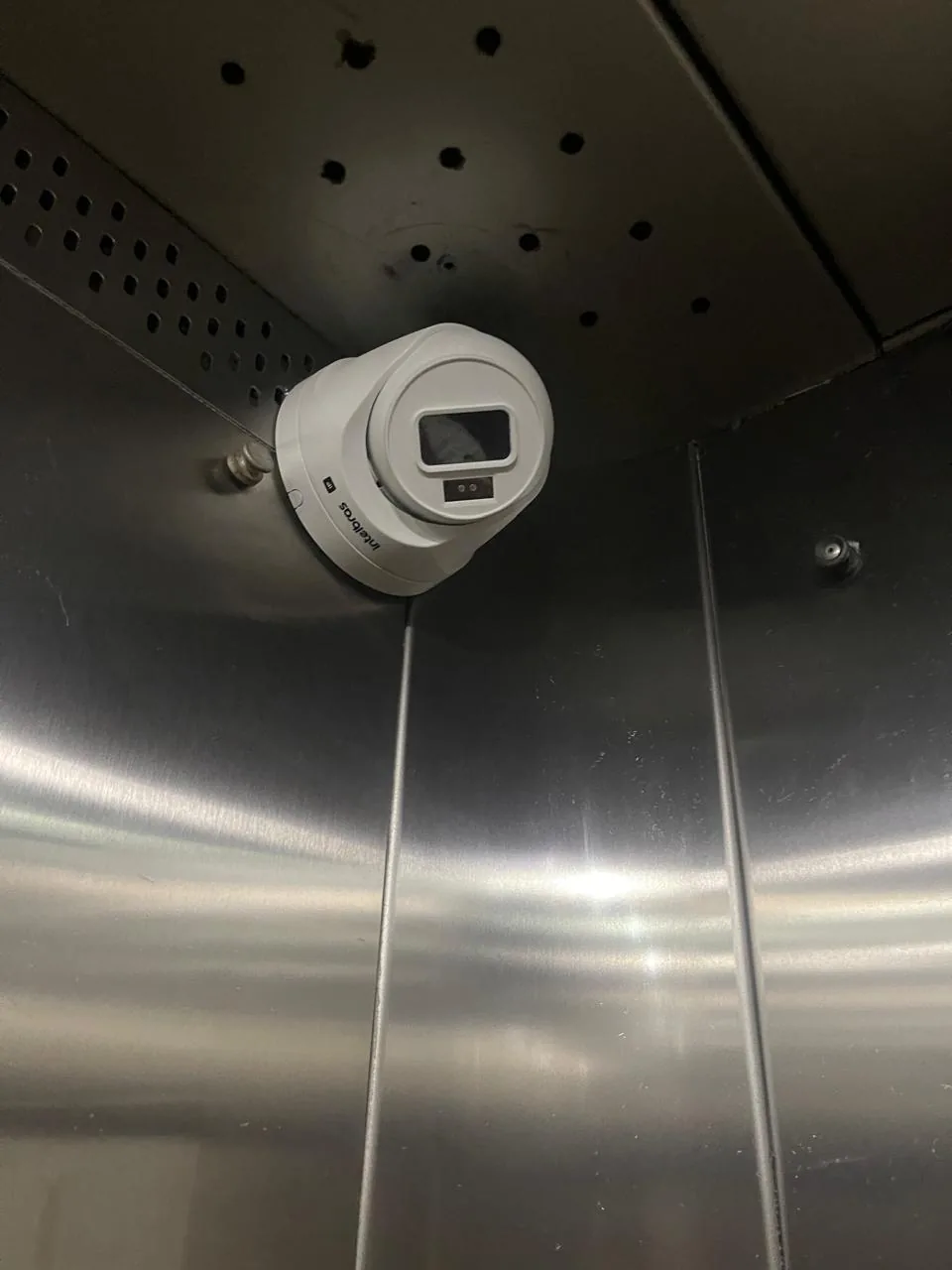 Câmera Intelbras instalada em elevador para CFTV condominial