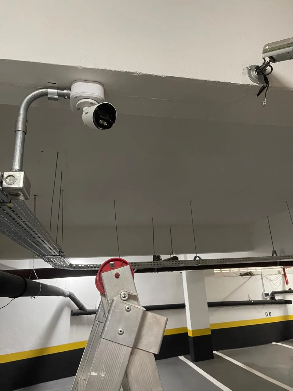 Câmera de segurança instalada em garagem de condomínio em São Paulo