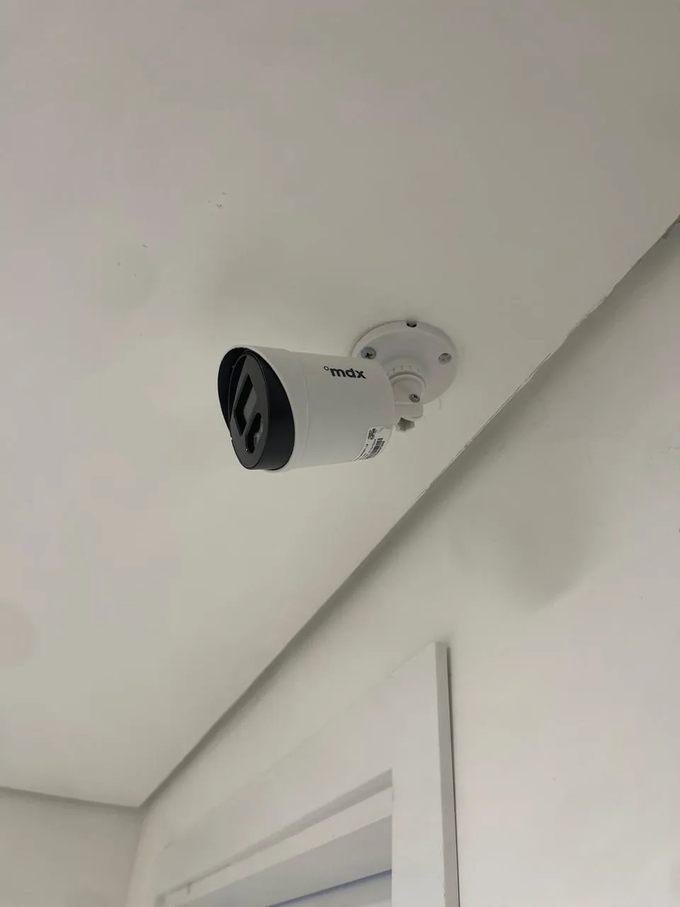 Câmera bullet instalada em área interna para sistema de CFTV