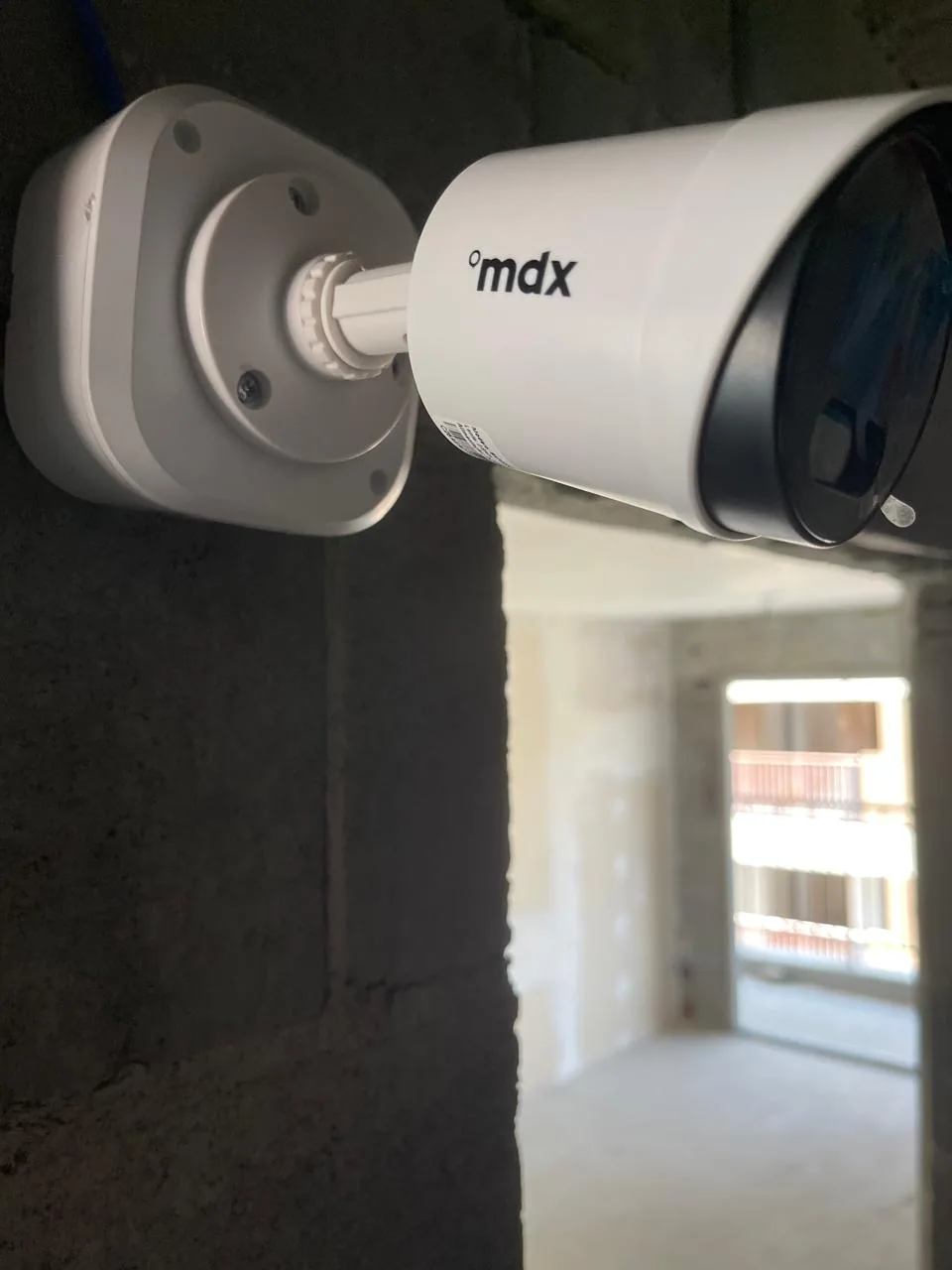Câmera de CFTV instalada em ambiente de obra para monitoramento