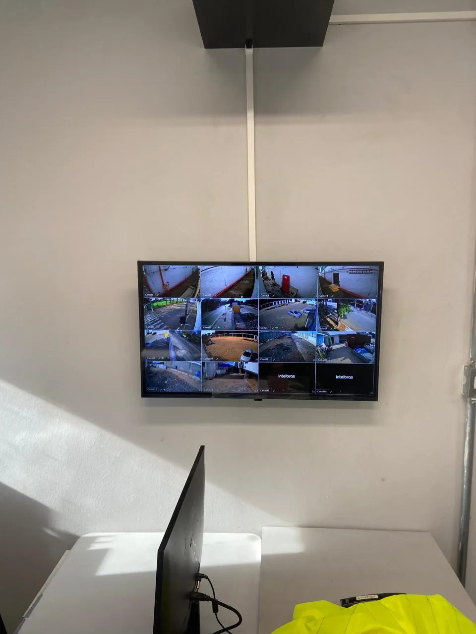Instalação de câmeras de segurança em SP com monitor de CFTV na parede
