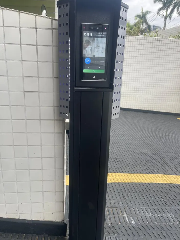Interfone e controle de acesso instalados em portaria