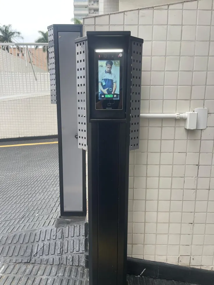 Leitor facial instalado em portaria para controle de acesso