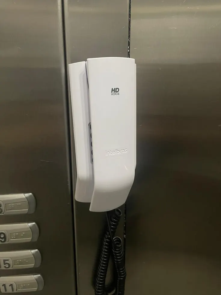 Módulo de comunicação instalado em elevador de condomínio