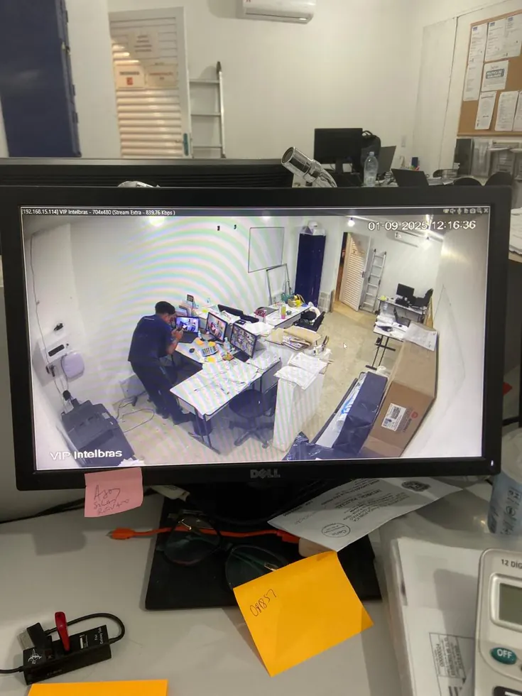 Monitor de CFTV com gravação e imagens de câmeras em condomínio
