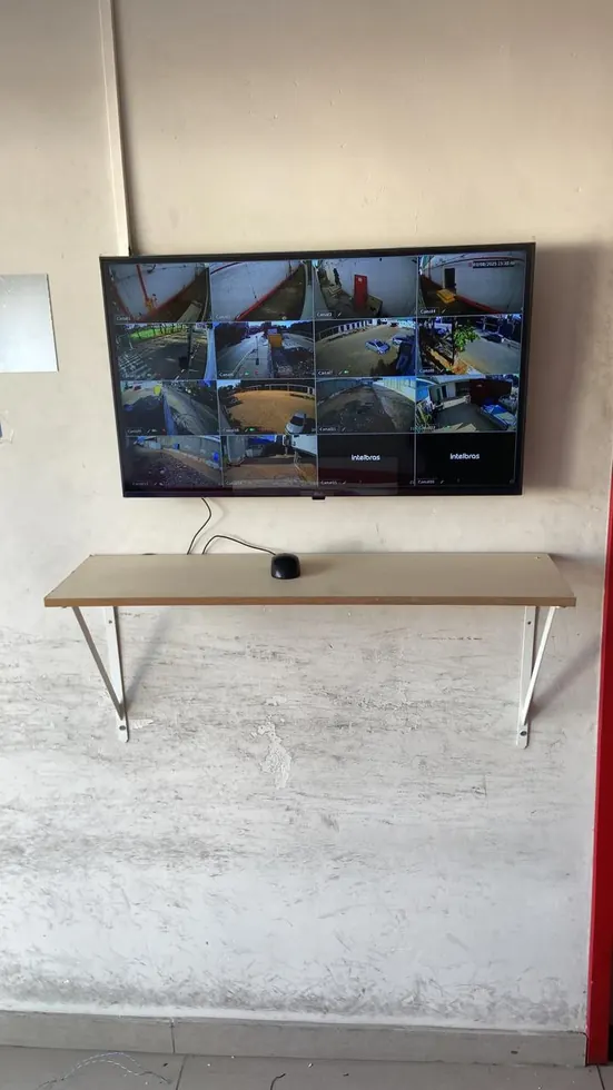 Monitor de CFTV instalado na parede com imagens de segurança