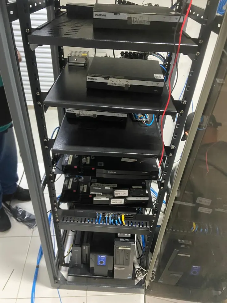 Rack de CFTV com cabeamento e switches instalados