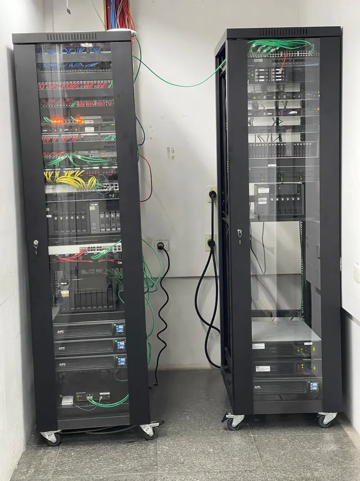 Rack com NVR, DVR e equipamentos de segurança eletrônica organizados