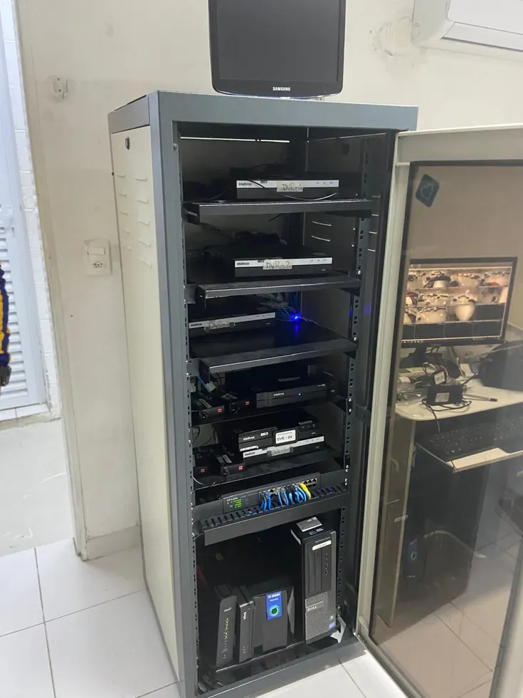 Rack com equipamentos de segurança eletrônica e CFTV