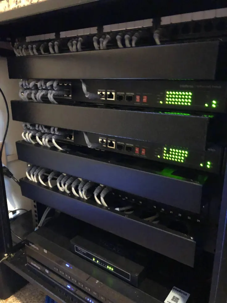Switches e equipamentos de rede em rack para CFTV