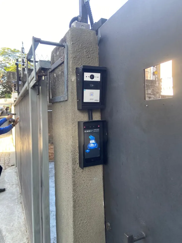Terminal de controle de acesso instalado em entrada de pedestres