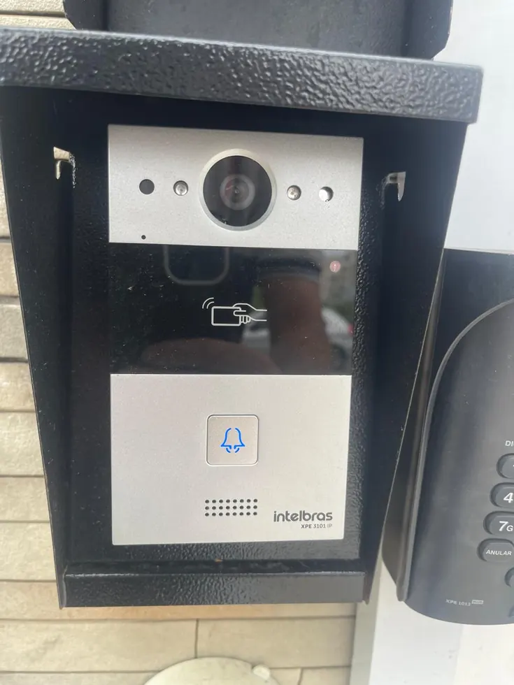 Vídeo porteiro e controle de acesso instalados em entrada veicular